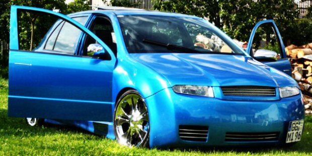 Škoda Fabia - modrá(šmoulí).jpg